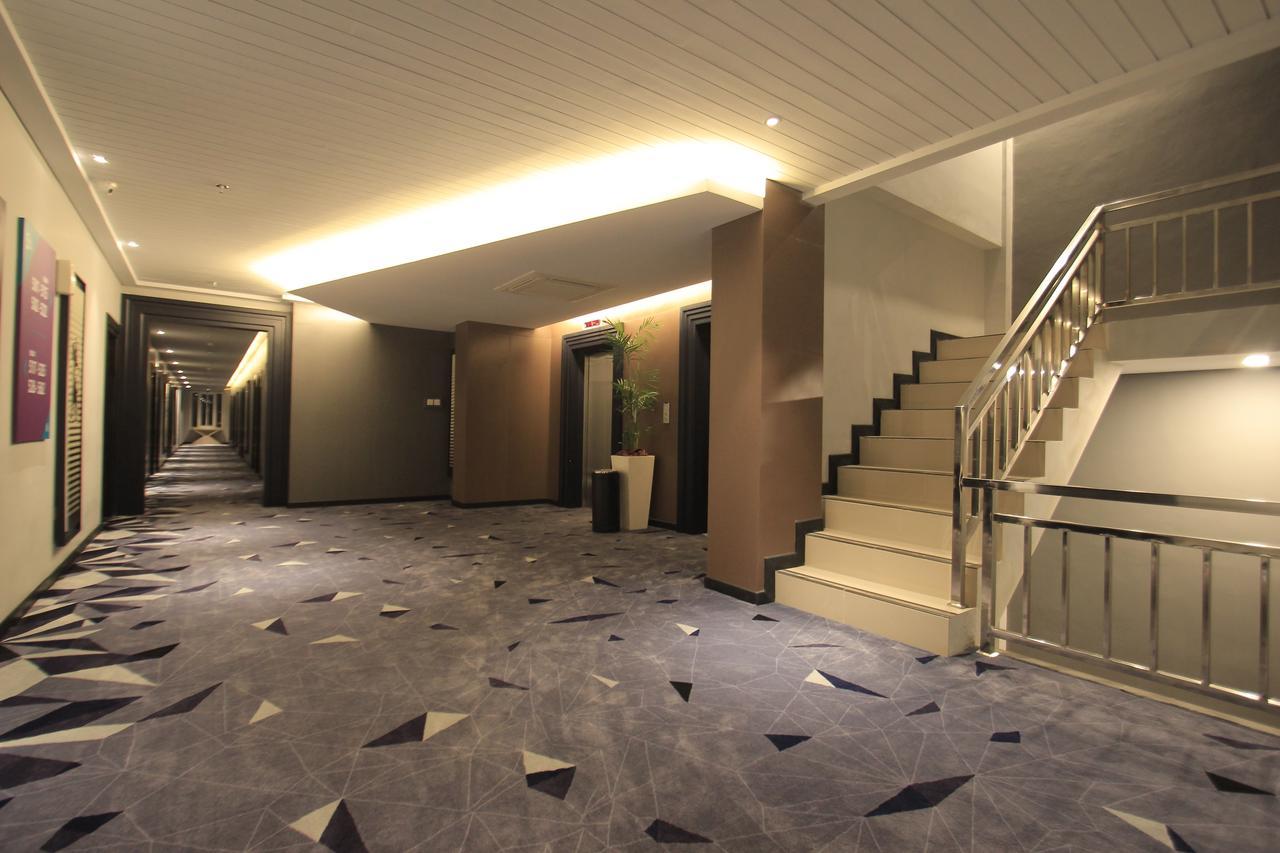 Forriz Hotel Джокьякарта Экстерьер фото