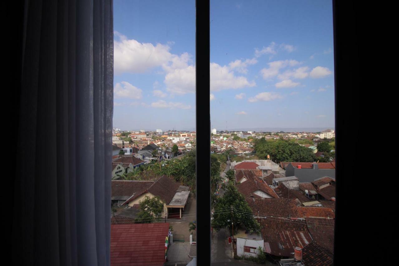 Forriz Hotel Джокьякарта Экстерьер фото